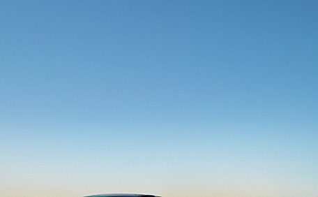 绿色小车在公路上街拍壁纸