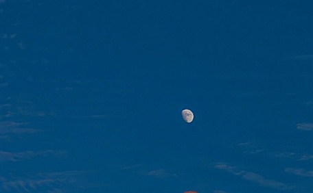 ins灯塔被云缠绕风景壁纸