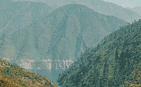 大山中的河流风景壁纸