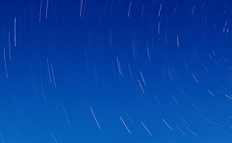 深蓝天空下的雪山风景壁纸