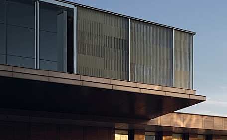 小米SU7汽车白色小车在公路上街拍壁纸