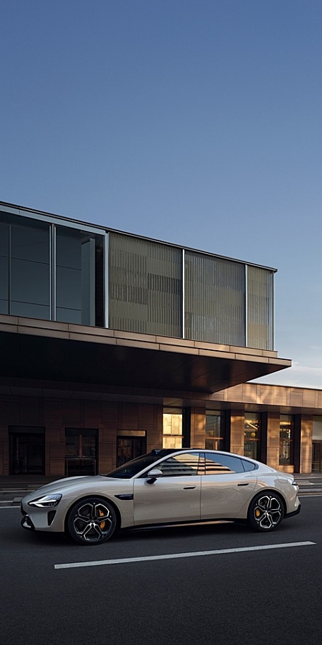 小米SU7汽车白色小车在公路上街拍壁纸