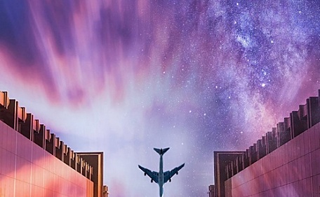 紫色极光下的飞机壁纸