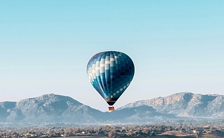 平原上的热气球风景壁纸