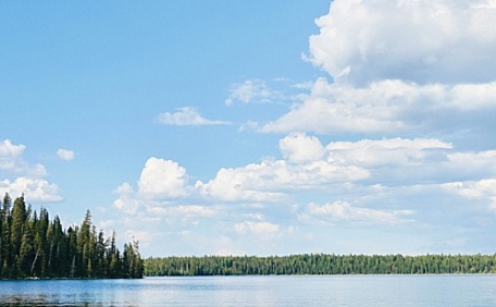 晴空万里下的湖景壁纸
