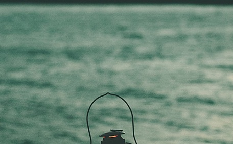 海边岩石上的小灯风景壁纸