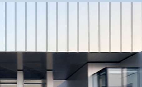 灰色小车在公路上街拍壁纸