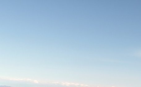 小米汽车SU7小车在公路上街拍壁纸