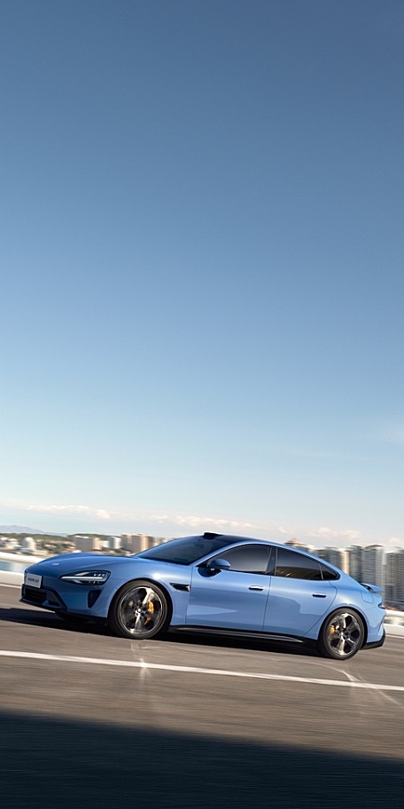 小米汽车SU7小车在公路上街拍壁纸