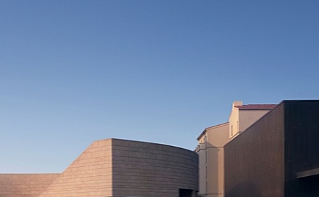 小米汽车SU7紫色小车在公路上街拍壁纸