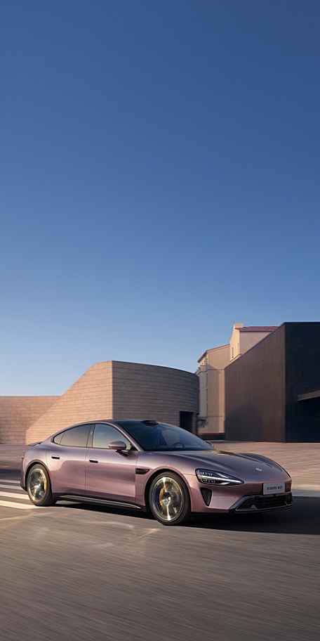 小米汽车SU7紫色小车在公路上街拍壁纸