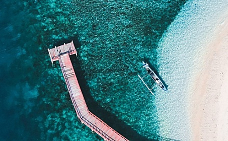 俯拍观海栈道的风景壁纸