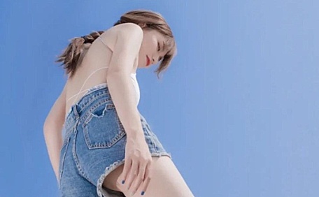 美女在天空下壁纸