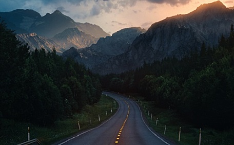 夜幕来临的高速公路风景壁纸