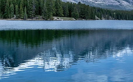 雪山下的湖景壁纸