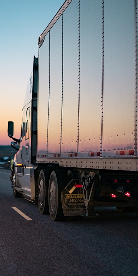公路上的货车和夕阳落下的风景壁纸