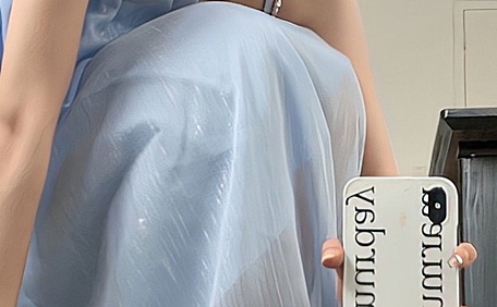 穿着蓝色裙子美女蹲着拍照唯美壁纸