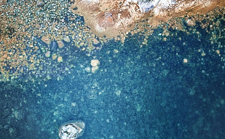 iPad Pro 2017 夏日深蓝礁石海岸壁纸