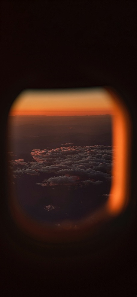 飞机窗外夕阳的云海风景壁纸