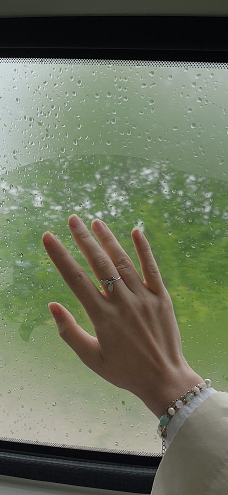 雨天窗户外美女手戒指手链展示绿色ins壁纸