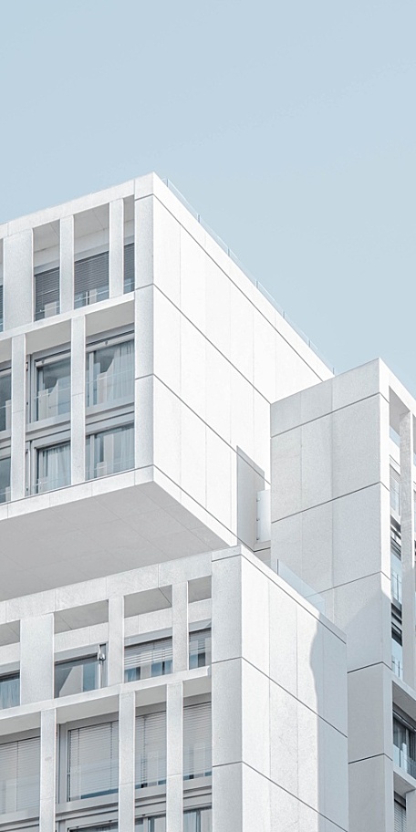 天空下白色的建筑壁纸