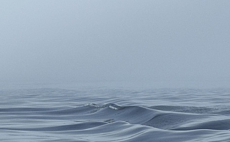 阴天下的海水波浪海面风景壁纸