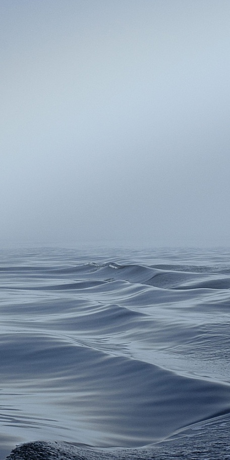 阴天下的海水波浪海面风景壁纸