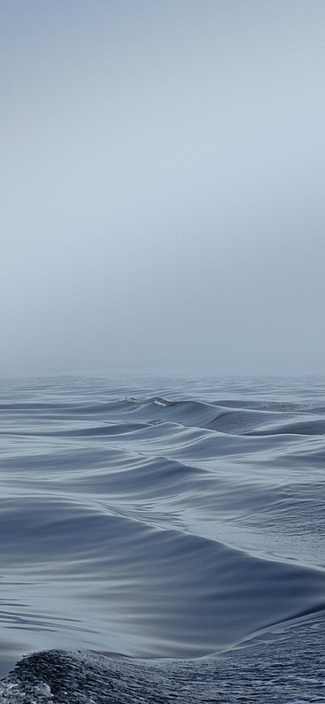 阴天下的海水波浪海面风景壁纸