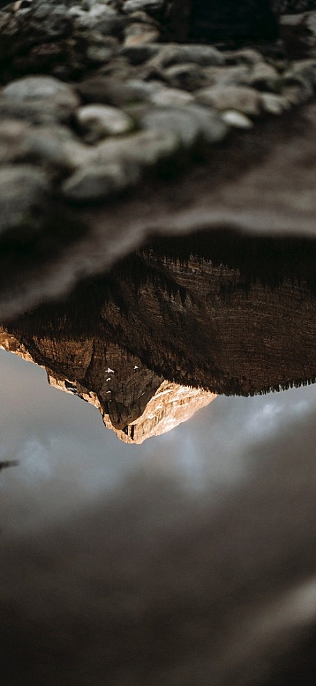 反拍山顶山脉岩石阴天风景壁纸