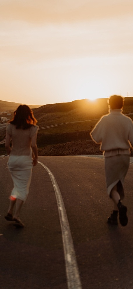情侣奔跑在公路上夕阳风景壁纸