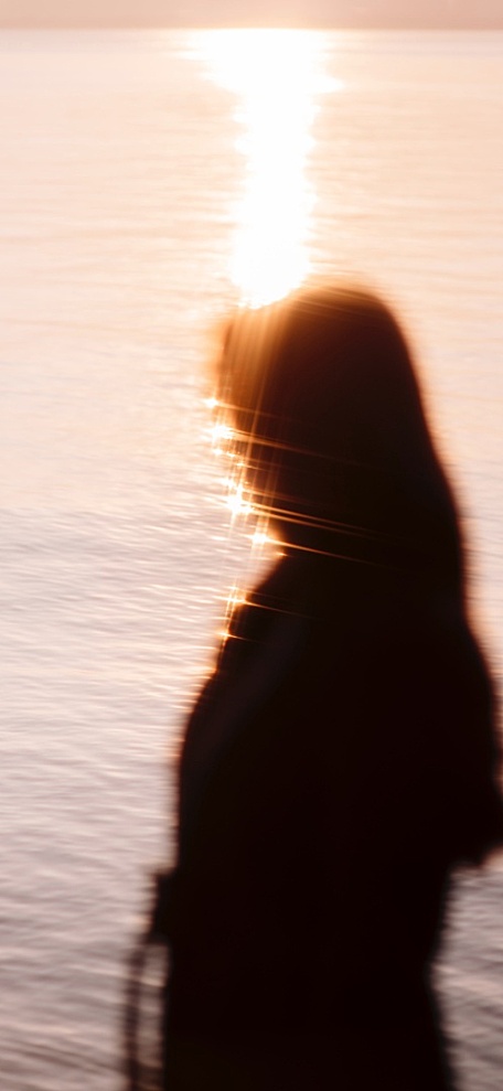 长发美女在海边看日落黄昏的背影壁纸