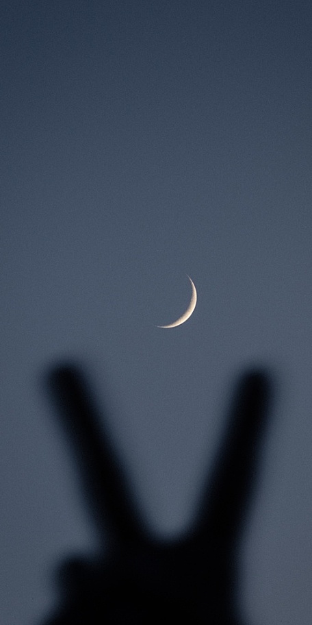 夜晚月牙天空下伸手比耶壁纸