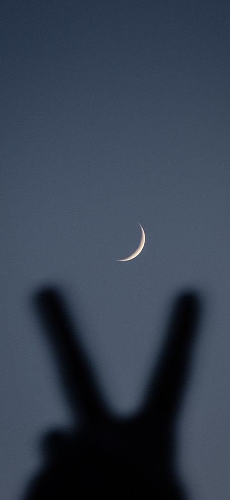 夜晚月牙天空下伸手比耶壁纸