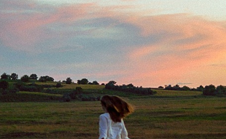 少女穿白色连衣裙奔跑在草坪上壁纸