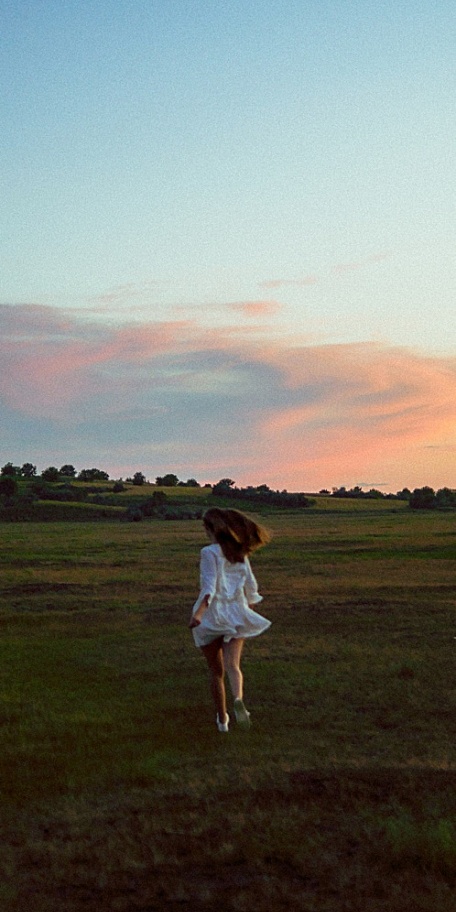 少女穿白色连衣裙奔跑在草坪上壁纸