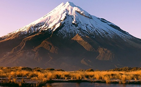 蓝色夜空粉紫色晚霞雪山山顶倒映湖面风景壁纸