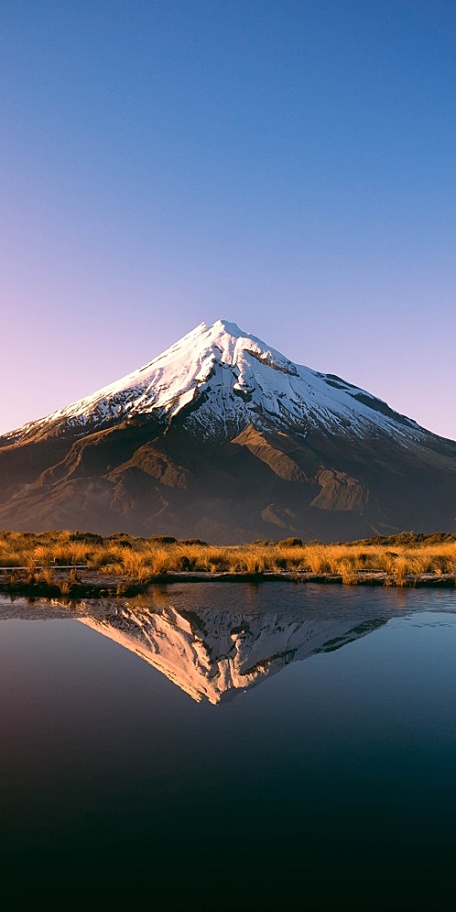 蓝色夜空粉紫色晚霞雪山山顶倒映湖面风景壁纸