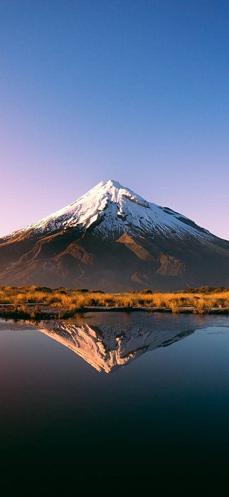 蓝色夜空粉紫色晚霞雪山山顶倒映湖面风景壁纸