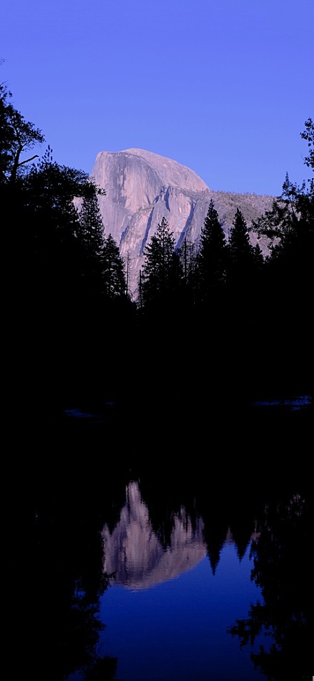 深蓝色天空岩石森林湖景风景壁纸