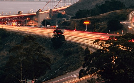 黄昏下山脚的公路大桥风景壁纸