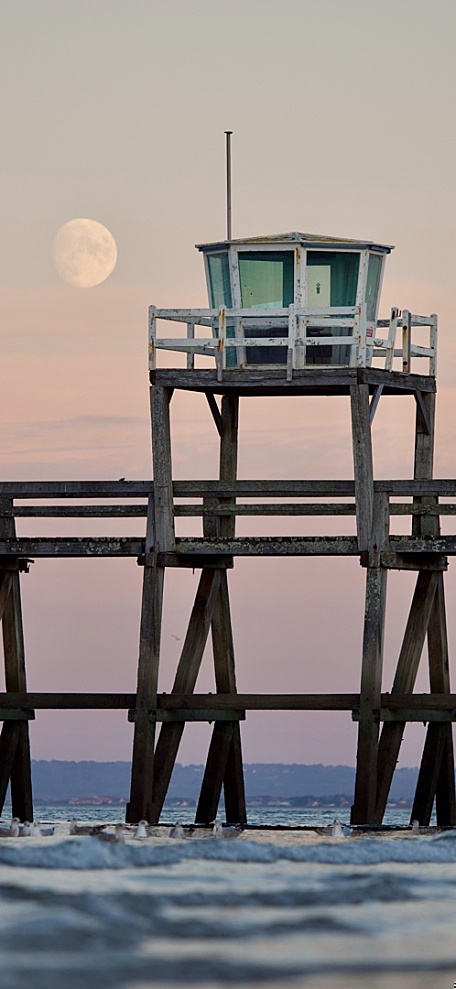 海边的灯塔瞭望塔月亮海面粉紫色晚霞风景壁纸