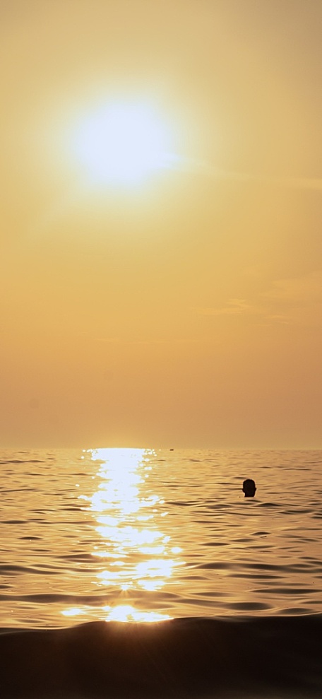 黄昏下阳光湖面金黄色风景壁纸