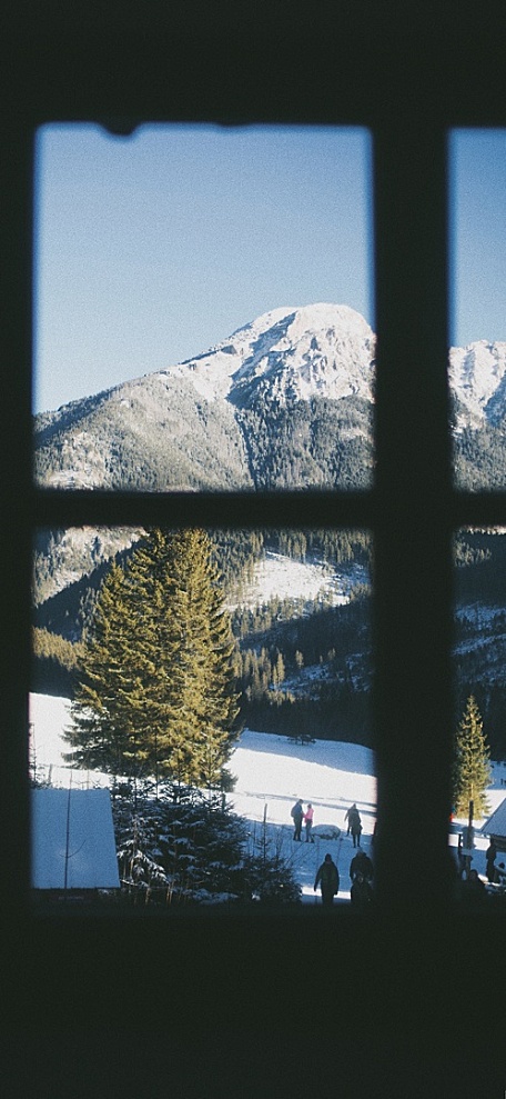 窗户外雪景壁纸