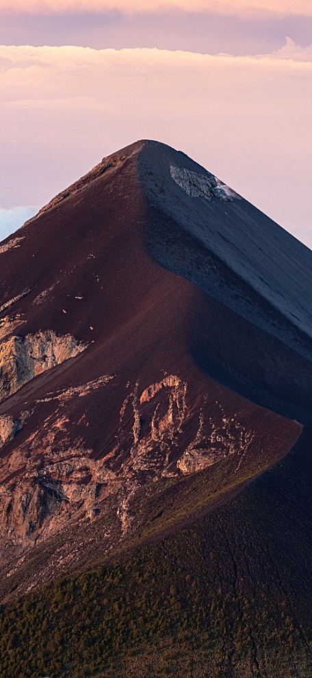 黄昏晚霞下的山脊绿色草坪壁纸