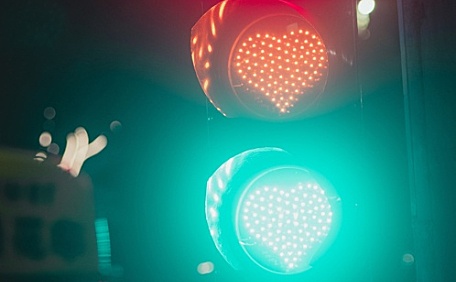 夜晚夜空下的红绿灯壁纸