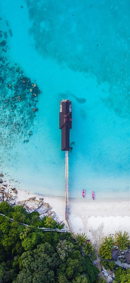 淡白色蓝色湖景通往湖面的小屋森林壁纸