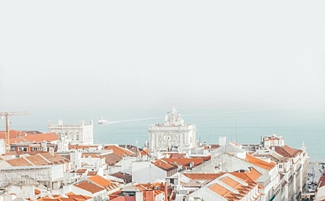 天空下海边小镇建筑橙色屋顶壁纸