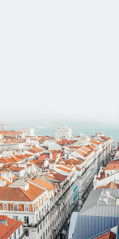 天空下海边小镇建筑橙色屋顶壁纸