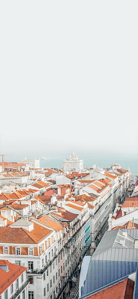 天空下海边小镇建筑橙色屋顶壁纸