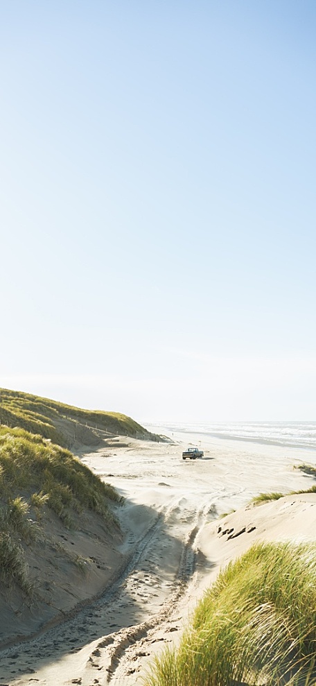淡蓝色天空海边沙滩越野车行驶壁纸
